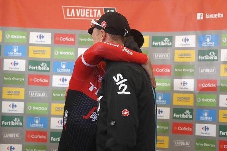 Alberto Contador og Chris Froome udvekslede en varm lykønskningskrammer efter gårsdagens etape. Foto: Unipublic/Photogomez Sport. 