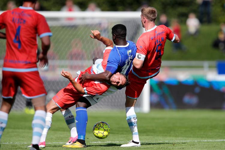 Lyngby fik fat i FC Helsingør, lige som Mayron George havde et godt tag i Christian Køhler. 