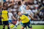 Besar Halimi (forrest) og Casper Nielsen i duel i Odense, hvor det enedte 1-1. 