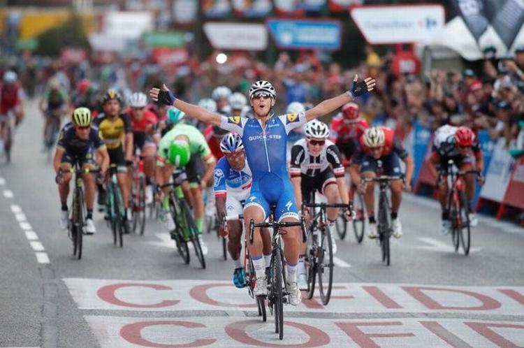 Matteo Trentin kan juble for fjerde gang i årets Vuelta, mens Søren Kragh (t.h.) suser over stregen på en tredjeplads. Foto: Unipublic/Photogomez Sport 