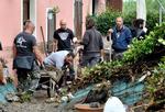 Fire mennesker omkom da de befandt sig i en kælder, der blev oversvømmet i Livorno. 