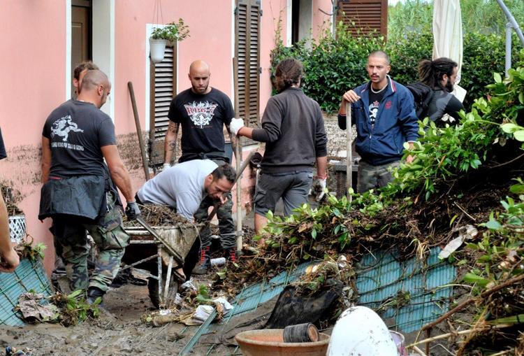 Fire mennesker omkom da de befandt sig i en kælder, der blev oversvømmet i Livorno. 