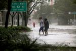 Lokale vader gennem en oversvømmet vej i Miami, hvor Irma har trukket et spor af ødelæggelse efter sig. 