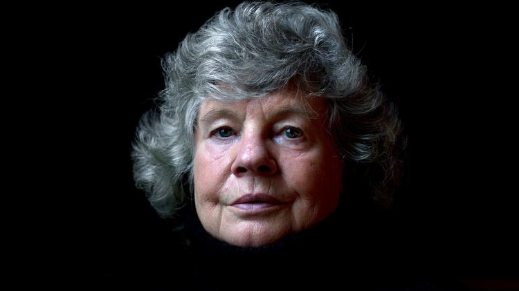 A.S. Byatt debuterede i 1964. 
   