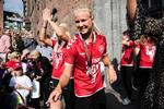 Stemningen var i top, da Pernille Harder og hendes landsholdskammerater vendte hjem fra EM med succes i kufferten, men nu er stemningen vendt. 