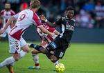 Silkeborgs Ibrahim Moro bliver fældet efter en duel med blandt andre AaB-angriberen Jannik Pohl (tv.), der blev matchvinder.
   