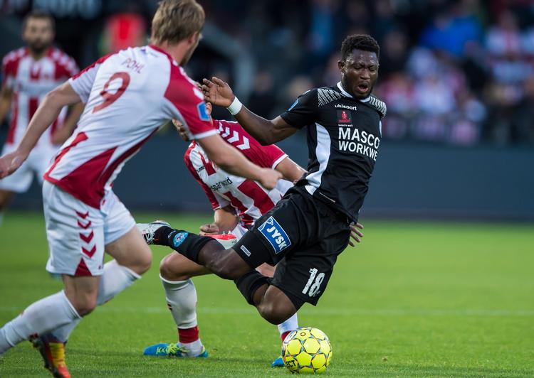 Silkeborgs Ibrahim Moro bliver fældet efter en duel med blandt andre AaB-angriberen Jannik Pohl (tv.), der blev matchvinder.
   