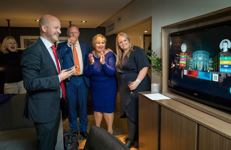Norges statsminister 
Erna Solberg, hendes mand  Sindre Finnes og  datteren Ingrid Solberg Finnes glæder sig over resultatet.  