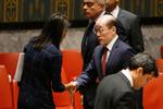 Den amerikanske FN-ambassadør, Nikki Haley, ses her tale med Kinas Liu Jiey ved mødet i New York. Amerikanerne måtte erkende, at det blev en udvandet resolution. 