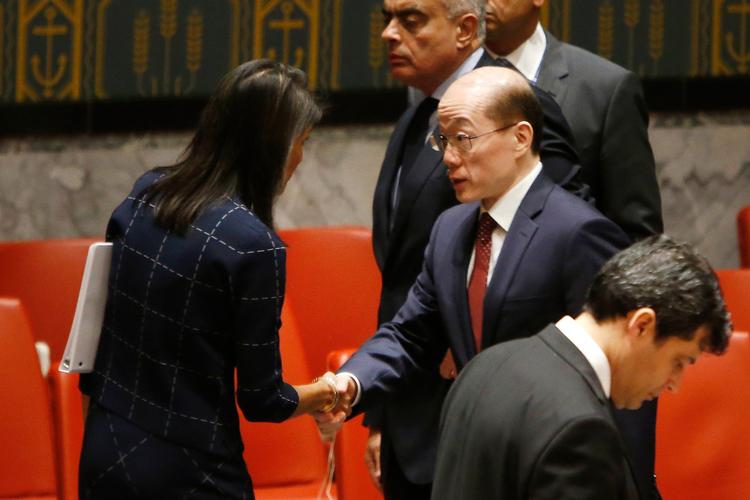 Den amerikanske FN-ambassadør, Nikki Haley, ses her tale med Kinas Liu Jiey ved mødet i New York. Amerikanerne måtte erkende, at det blev en udvandet resolution. 