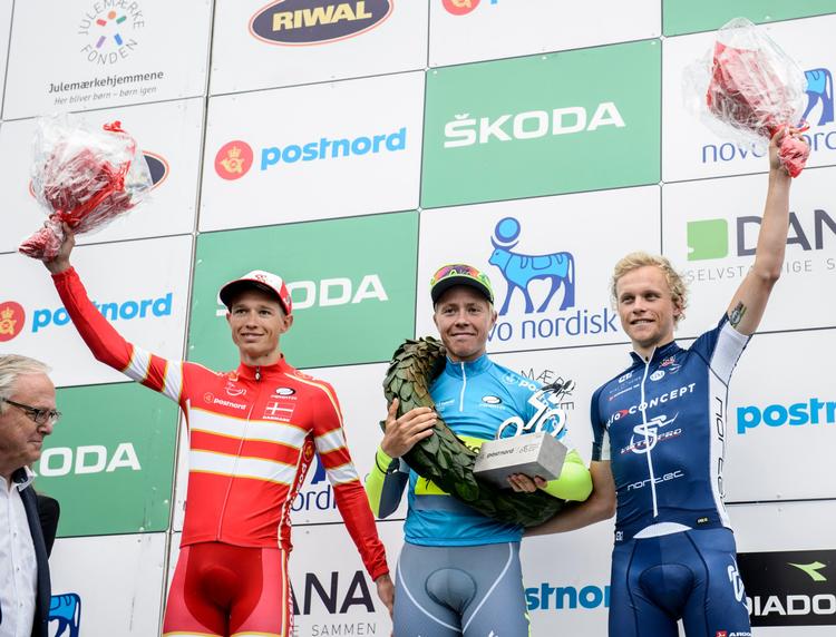 Sidste års podie i PostNord Danmark Rundt: Sejrherren Michael Valgren flankeret af Magnus Cort (t.v.) og Mads Würtz Schmidt. De to sidstnævnte er denne gang optaget af andre opgaver for deres respektive arbejdsgivere.
   