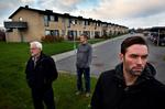 22 andelshavere andelsboligforening Engskoven i Skødstrup har forsøgt at komme ud af en dyr swapaftale med  Jyske Bank, men i går sagde Højesteret i en dom god for den rådgivning banken gav i 2006. Fra venstre ses  Lund Poulsen, Peter Kristoffersen, Christian J Madsen, der alle er andelshavere. 

   