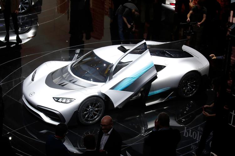 Mercedes-AMG Project One er en tæmmet Formel 1-racer til gadebrug. Der bygges 275 eksemplarer, og de menes at være solgt.  