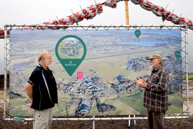 Ingvar Frier (tv) og Alf Blume fortæller om den gamle flyvestation Værløse ved en stor fotostat over området, tæt på hvor de første boliger skal bygges. Flyvestationen har optaget meget af deres tid i de seneste 12-14 år. 
   