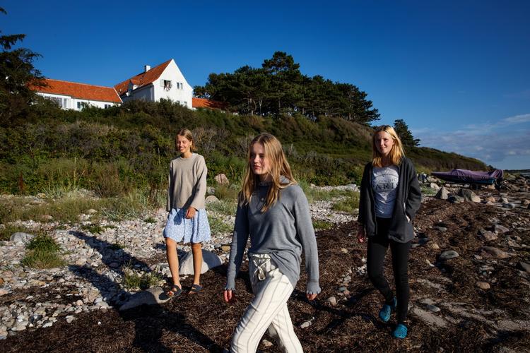 På tur med de nye værelseskammerater på stranden. 
    Anna Bølling-Ladegaard har fået lov at flytte ind for en overnatning på et 3-mandsværelse på Baunehøj Efterskole hos Esther, Asta og Victoria, som nu har boet sammen i et par uger – og tale med dem om, hvordan det er at flytte sammen – og hvad der i deres optik udgør et godt rumbo-fællesskab.
   