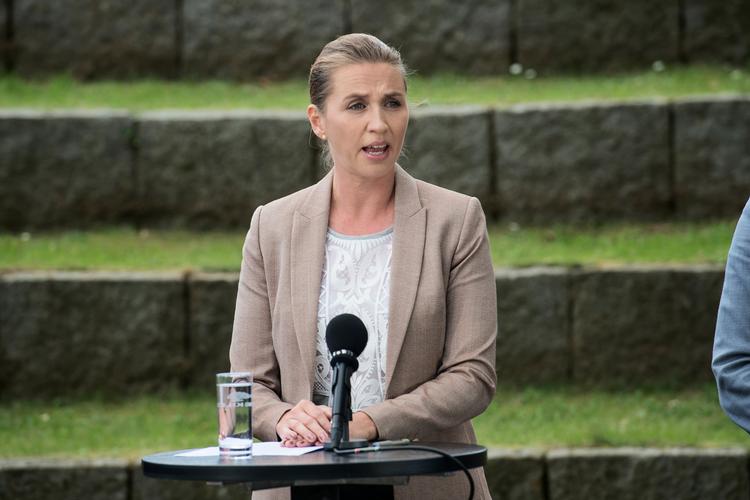 »Vi har en regering, der skærer på folkeskolen og fører flere penge over i privatskolerne, og det, synes vi, er skævt,« siger S-formand Mette Frederiksen. 