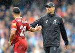 Nyindkøbte Alex Oxlade-Chamberlain klasker hånd med Liverpool-cheftræner Jürgen Klopp under det grimme nederlag til Manchester City i Premier League. 