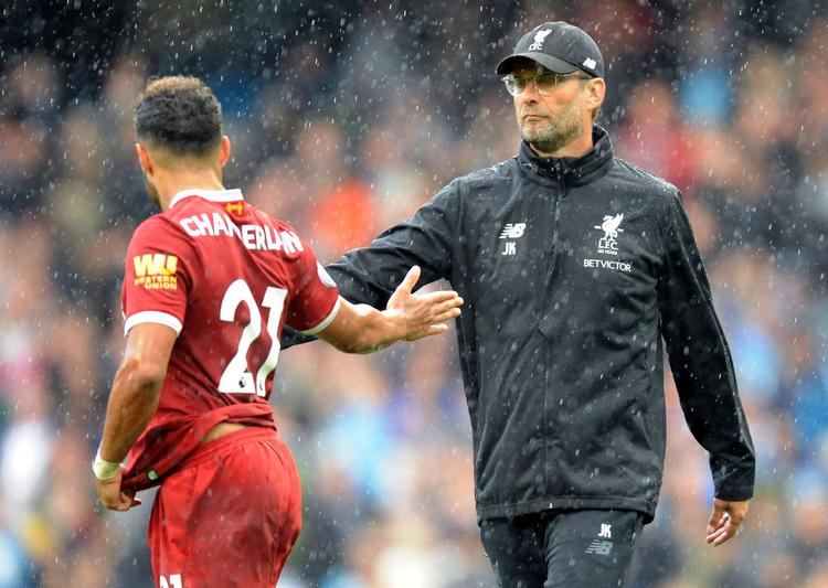 Nyindkøbte Alex Oxlade-Chamberlain klasker hånd med Liverpool-cheftræner Jürgen Klopp under det grimme nederlag til Manchester City i Premier League. 