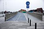 Det er her ved brofæstet, et af de store problemer ved Inderhavnsbroen opstår. Her skal gående på tværs af cykelruten, hvor farten på grund af broens hældning kan være ganske høj.   