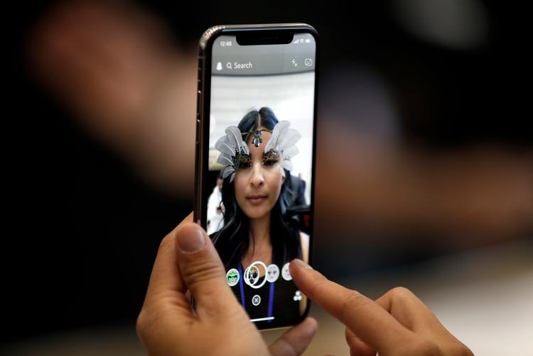 Den nye iPhone X ser lækker ud. Men  flere kommentatorer spørger nu sig selv, om den er lækker nok til at betale næsten 2.000 kroner mere end prisen på en iPhone 8, blot for at få en lidt større skærm og meget lidt andet. 