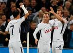 Efter Heung-Min Son (tv.) havde scoret det første mål, scorede Harry Kane (th.) de to sidste for Tottenham - det andet på oplæg fra Christian Eriksen (i midten). 