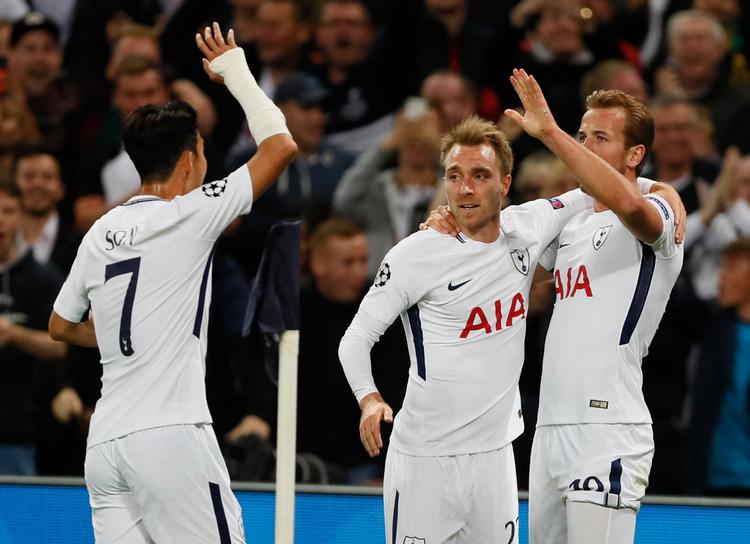 Efter Heung-Min Son (tv.) havde scoret det første mål, scorede Harry Kane (th.) de to sidste for Tottenham - det andet på oplæg fra Christian Eriksen (i midten). 