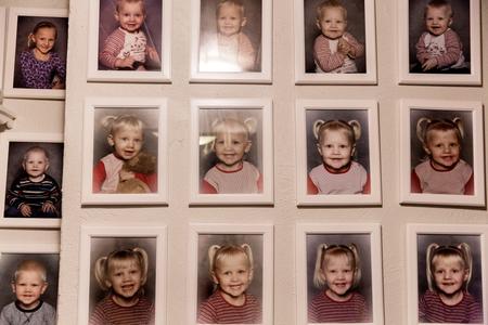 Billedvæggen hjemme hos en børnerig familie med ni poder, der bliver hårdt ramt økonomisk af de kommende besparelser på børnepengene. 


   