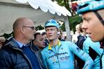 Matti Breschel (i midten) i samtale med sin tidligere chef Bjarne Riis og sin nuværende holdkammerat Michael Valgren.
     
