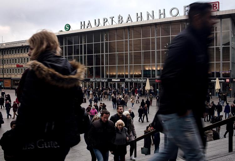 Hundreder af kvinder blev befamlet for halvandet år siden ved banegården i Köln. Nu har politiet sat en skurvogn op. 