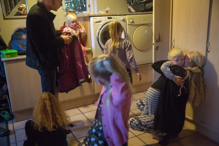 I Give bor en børnefamilie med hele 9 børn. De kan se frem til at få barberet 60 procent af børnechecken, hvis finanslovsforslaget kommer igennem. 