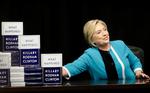 Da der på et tidspunkt var 1.669 anmeldelser af Clintons nye bog på Amazon, gav 50 procent af dem bogen en stjerne, mens 45 procent gav den 5 stjerner. 