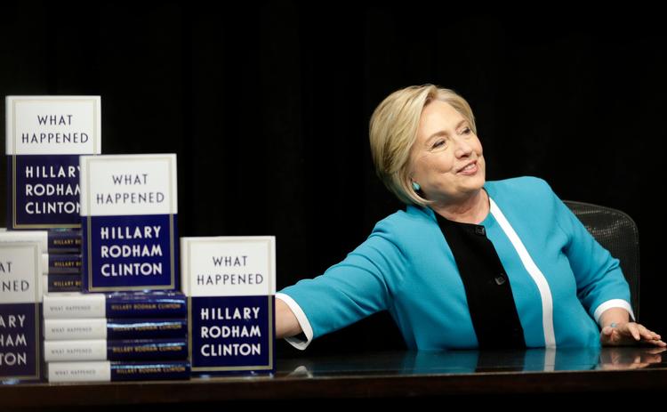 Da der på et tidspunkt var 1.669 anmeldelser af Clintons nye bog på Amazon, gav 50 procent af dem bogen en stjerne, mens 45 procent gav den 5 stjerner. 