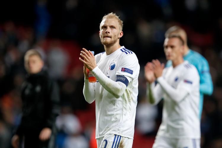
FCK'erne Nicolai Boilesen (tv) og den nye angriber Martin Pusic klapper, fordi mesterholdet nu viser stor styrke, fysisk og taktisk, og har fået syv point flere end topholdet FCN i de seneste tre superligarunder  
   