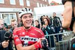 En jublende lykkelig Mads Pedersen efter triumfen på Kiddesvej.
 
Mads Pedersen - en glad etapevinder.
   