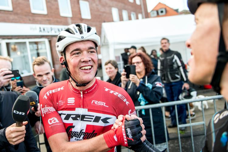En jublende lykkelig Mads Pedersen efter triumfen på Kiddesvej.
 
Mads Pedersen - en glad etapevinder.
   