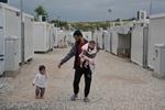 Syriske Barzan Hasan fra Irbil i Syrien fotograferet i en flygtningelejr nord for Athen i maj sammen med sin sin dengang fem måneder gamle datter Gaylan og hendes  storesøster Lamar. 