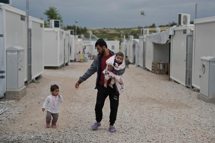 Syriske Barzan Hasan fra Irbil i Syrien fotograferet i en flygtningelejr nord for Athen i maj sammen med sin sin dengang fem måneder gamle datter Gaylan og hendes  storesøster Lamar. 