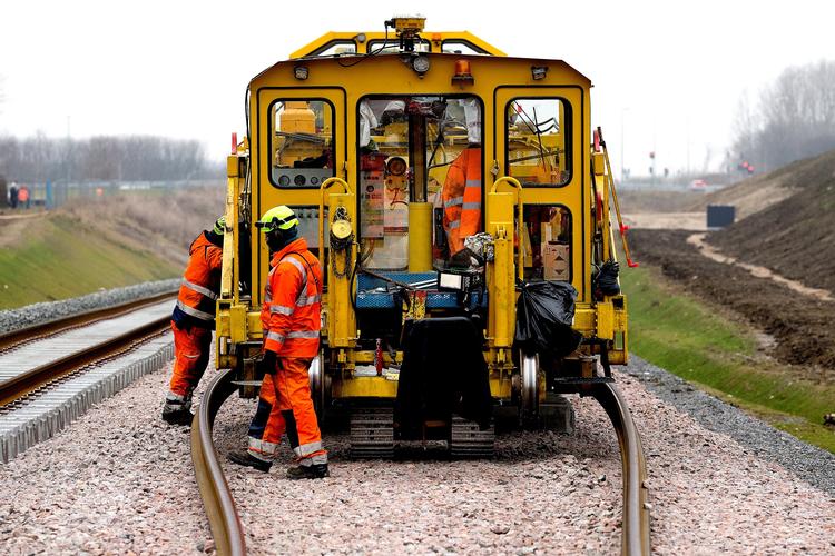 
    Banedanmark lægger skinner på det, der efter planen bliver en højhastighedsbane mellem Ringsted og København via Køge, som efter planen skal stå klar i december 2018. S vil lægge Banedanmark og DSB sammen i et selskab. (arkiv) 