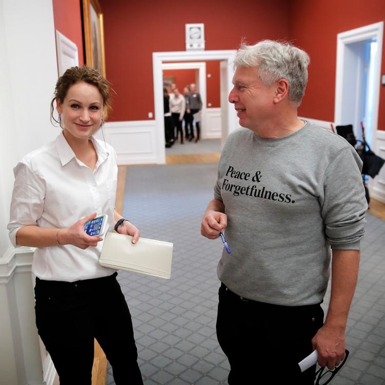 Enhedslistens Pernille Skipper og  Alternativets Uffe Elbæk. Begge partier har deres egne medier. Enhedslisten udgiver en ugentlig 'progressiv podcast', mens Alternativet står bag det 'handlingsorienterede medie' Altivisten.dk. 
   