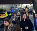 Passagerer forlader området omkring stationen efter eksplosionen i et af Londons undergrundstog. 