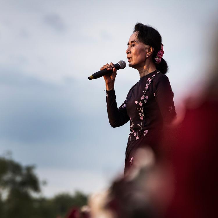 Hun er overbevist om, at hun har en historisk mission; at redde Burma, og at hun er den eneste, der kan løse den opgave. Hende eller kaos. 