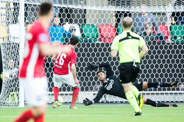 Afgørelsen kom, da  Mate Vatsadze reagerede hurtigt på en returbold og scorede kampens enlige mål.  
