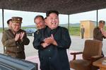 Den nordkoreanske regering har udsendt dette billede, der skulle vise landets leder, Kim Jong-un, glæde sig over den missilaffyring, Nordkorea foretog i går. 