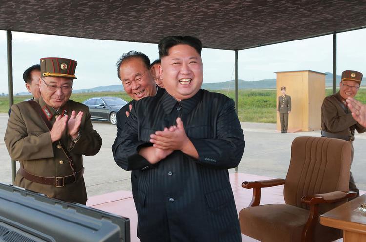 Den nordkoreanske regering har udsendt dette billede, der skulle vise landets leder, Kim Jong-un, glæde sig over den missilaffyring, Nordkorea foretog i går. 