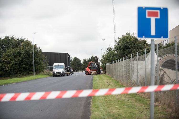 Ulyikken skete i industrikvarteret omkring Frederiksdalsvej i det sydlige Randers. Både ambulancer og lægehelikopter ankom kort efter til stedet, men de to personers liv stod ikke til at redde. 