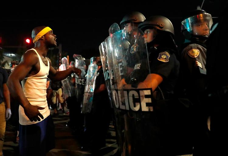 Lørdag aften fortsatte protesterne i St. Louis, og urolighederne i byen har fået U2 og Ed Sheeran til at aflyse deres planlagte koncerter søndag aften. 