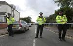 Politiet har anholdt to og gennemført en husransagning i 
forbindelse med opklaringen af bombeangrebet i et tog i London fredag morgen.
   