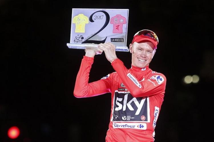 Chris Froome med trofæet, der fortæller, at han har vundet både Tour de France og Vuelta a España i år. Nu vil han også være verdensmester. Foto: Unipublic/Phoptogomez sport. 