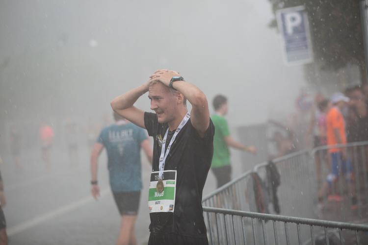 Dagens halvmaraton blev aflyst pga. voldsomt skybrud. Der er mere regn i vente, oplyser DMI. 