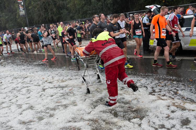 Copenhagen Half Marathon blev aflyst, efter at en mørk himmel havde udløst et kraftigt skybrud.  